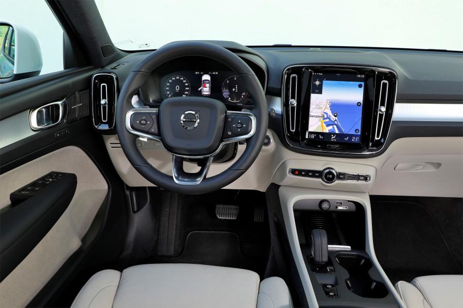 Торпедо Volvo XC40 D4 Momentum 2017 года  (WW) (фото 27 из 45)